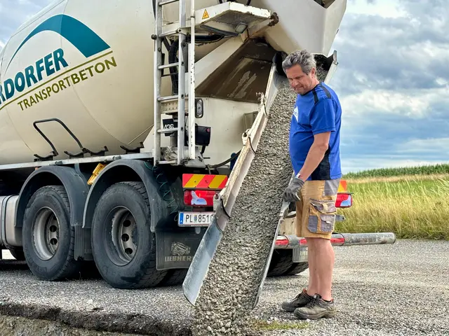 Beim Lokalaugenschein von MeinBezirk vor Ort arbeitete Bürgermeister Andreas Nendwich selbst auf der Baustelle. | Foto: Markus Kahrer