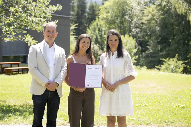 Im Bild v.l.: Paul Tolloy (Leiter der Abteilung für Tourismus &amp; -beitragsservice Land Tirol), Laura Ribis (Vermietercoach TVB Wipptal) und Ingrid Schneider (Geschäftsführerin des Verbands der Tiroler Tourismusverbände) | Foto: © VTT/Berger