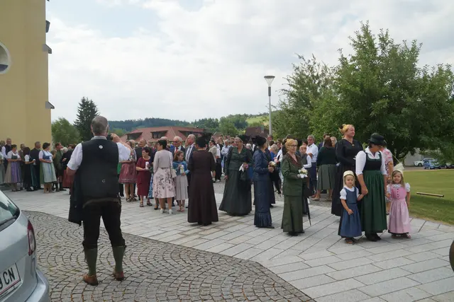 Feierlicher Auszug aus der Pfarrkirche | Foto: Klaus Herrmüller