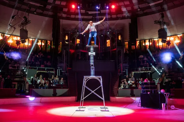 Der internationale ausgezeichnete Zirkusartist Stefan Dvorak zeigt seine preisgekrönte Balance-Show "Rolla Rolla" an zwei Samstagen in Podersdorf am See.  | Foto: Stefan Dvorak