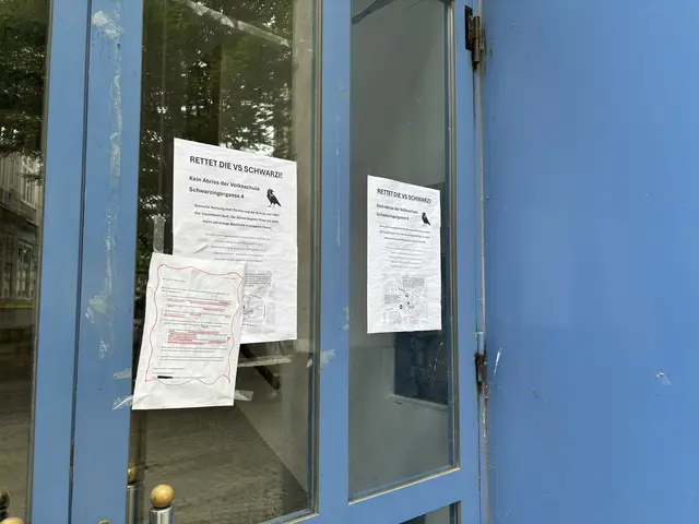 Anrainerinnen und Anrainer machen am Gebäude gegen Abriss mobil.  | Foto: Luca Arztmann/MeinBezirk