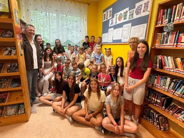 Gemeinsames Projekt in Bad Schwanberg: Schülerinnen der Mittelschule schrieben mit Kindern der Volksschule ein Erstlesebuch. | Foto: Heidi Haas