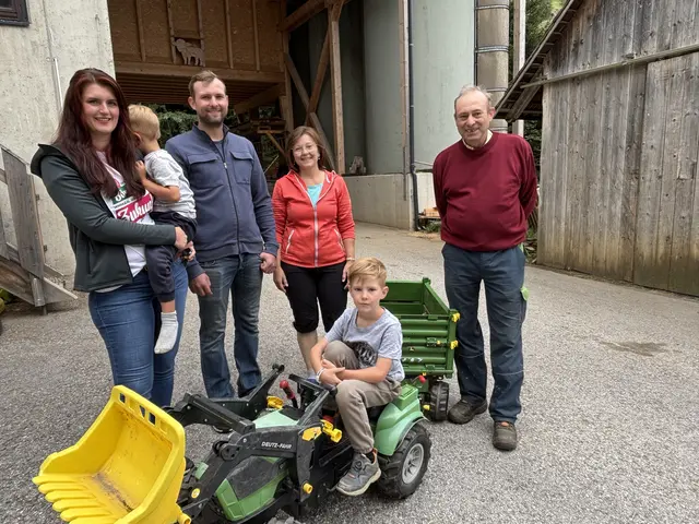 Starke Familienbande: Julia und Hans Peter Flicker mit den beiden Söhnen und Hans Peters Eltern Maria und Hans.  | Foto: MeinBezirk/Markus Kopcsandi 