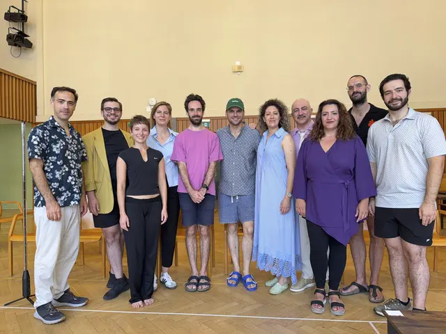 Ensemble und Leading-Team bereiten sich auf die Premiere von Rossinis „Der Heiratswechsel“ im Schloss Kirchstetten vor. | Foto: Richard Panzenböck