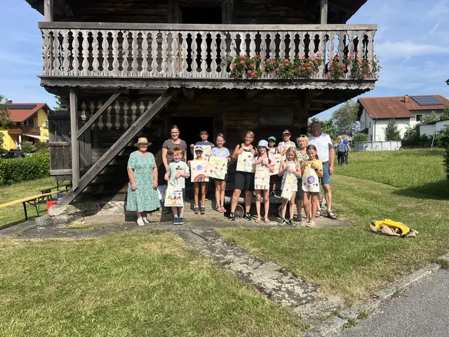 Der Trachtenverein Schardenberg brachte zehn Kindern bei der Ferienpassaktion Brauchtum und Traditionen näher.  | Foto: Trachtenverein Schardenberg