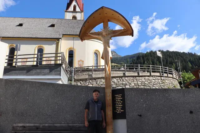 Stolz präsentiert der Künstler sein gelungenes Werk. | Foto: Thomas Seelos
