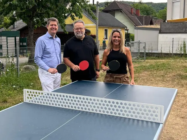 Vizebgm. Georg Kabas, Sozial-AS-Vorsitzender GR Michael Strozer und seine Stellvertreterin GR Sabine Janu testen den neuen Tischtennistisch beim Spielplatz in der Legstattgasse. | Foto: VP Mauerbach