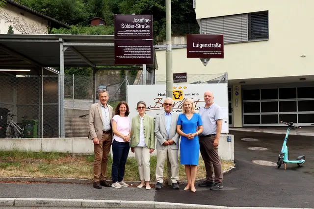 Freuen sich über die Benennung der neuen Josefine-Sölder-Straße (v. l.): Vizebürgermeister Georg Willi, Kulturausschuss-Vorsitzende Karoline Obitzhofer, das Ehepaar Dagmar und Großneffe Christian Sölder, Vizebürgermeisterin Elisabeth Mayr sowie der Leiter des Stadtarchivs Lukas Morscher. | Foto: Stadt Innsbruck/D. Jäger