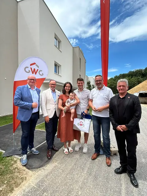 V. l.: Wolfgang Steiger, Geschäftsführung GWG Linz, Landtagsageordneter Günter Pröller, glückliche Mieter*innen, Christoph Meisinger, Bürgermeister von Engerwitzdorf, Nikolaus Stadler, Geschäftsführung GWG Linz | Foto: GWG