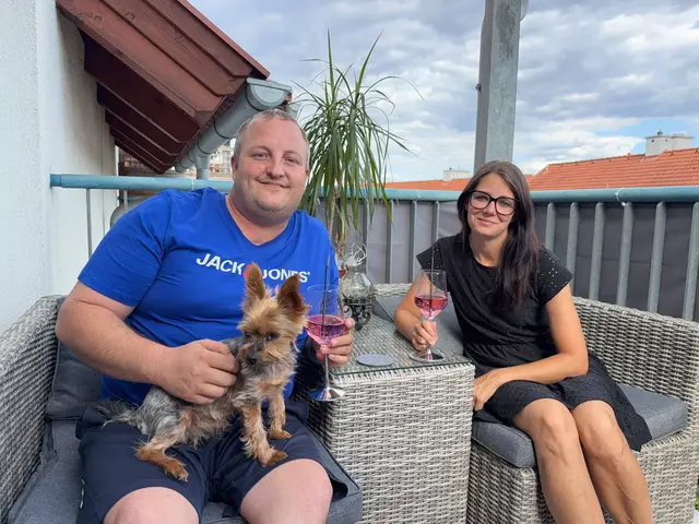 Gerhard Zwinz und Bettina Enk mit Hund Burli am Balkon. | Foto: privat
