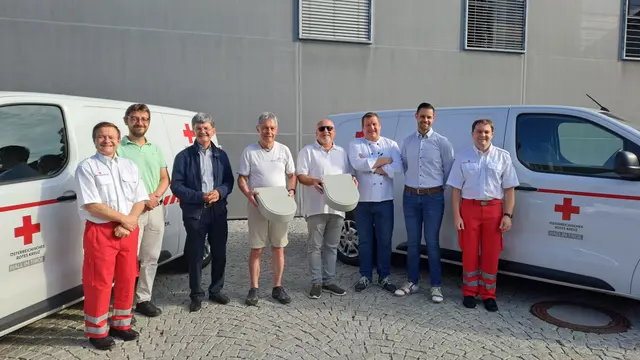  Obmann Andreas Hlavac (Rotes Kreuz Hall i. Tirol), Amtsleiter Stv. Andreas Baldauf, Hans-Ulrich Strohmenger, Martin Hauser, Albert Hanel (alle drei „Essen auf Rädern-Fahrer“), Martin Burger (Küchenleitung HALLIT), Daniel Wirtenberger (Wirtschaftsleitung HALLIT), David Schick (Leiter Gesundheit und Soziale Dienste, Rotes Kreuz Hall i. Tirol).
 | Foto: Gemeinde Mils