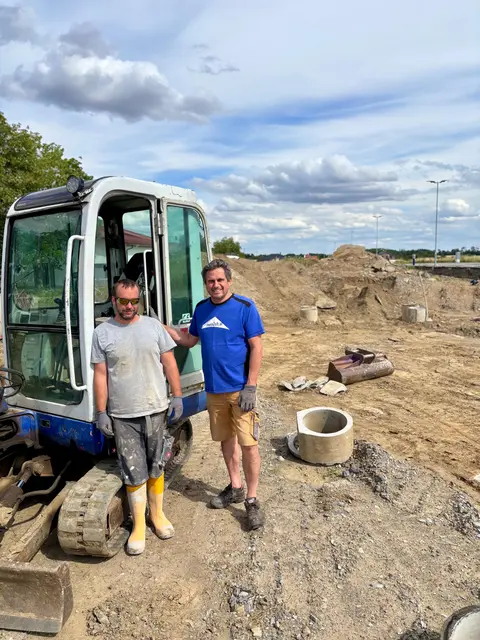 Bürgermeister Andreas Nendwich mit Bauhof-Mitarbeiter Arnold Hauer auf der "Fun Court-Baustelle". | Foto: Markus Kahrer
