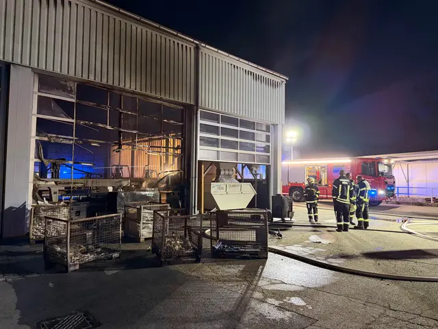 Ein Brand in einer Lagerhalle an der Brixentaler Straße beschäftigte Mittwochfrüh die Feuerwehr in Wörgl. | Foto: ZOOM.TIROL