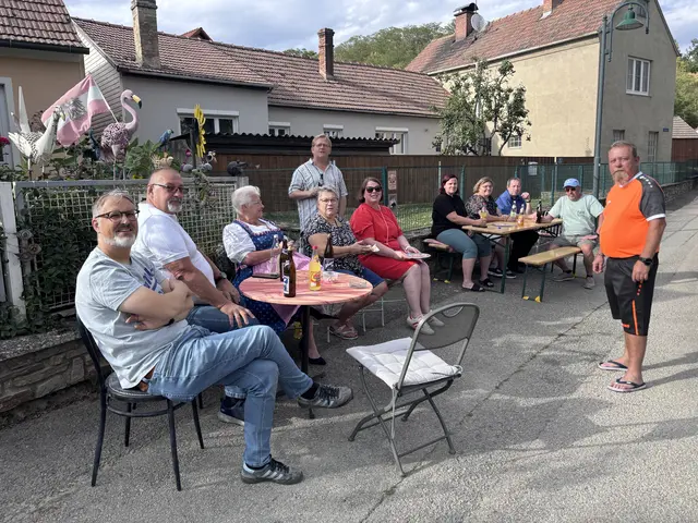 Gemütliche Gespräche gehören in der Limberger Nachbarschaft einfach dazu. | Foto: Alexandra Goll