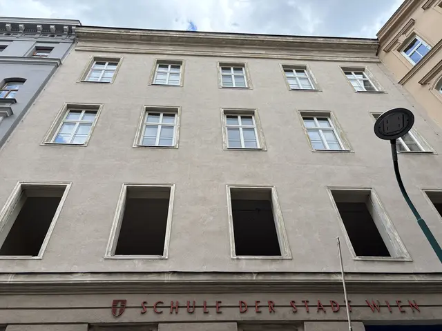Der Abriss hat bereits begonnen, die ersten Fenster wurden entfernt.  | Foto: Luca Arztmann/MeinBezirk