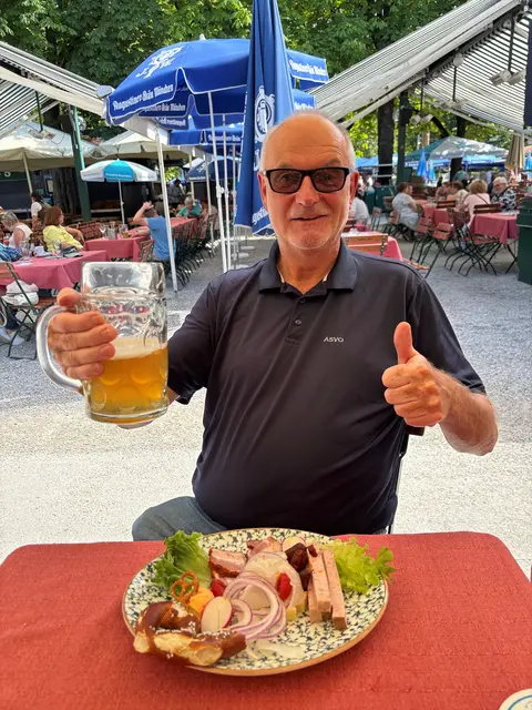 Gerald Stutz genoss seine 500. Brettljause im Königlichen Hirschgarten in München. | Foto: Gerald Stutz