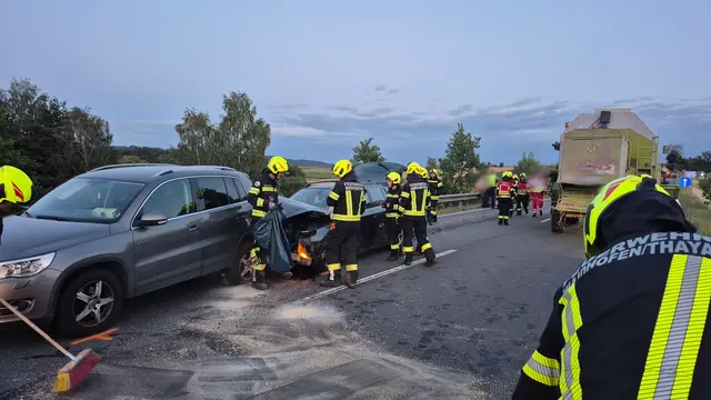 Einsatzkräfte am Unfallort | Foto: FF Waidhofen/Thaya