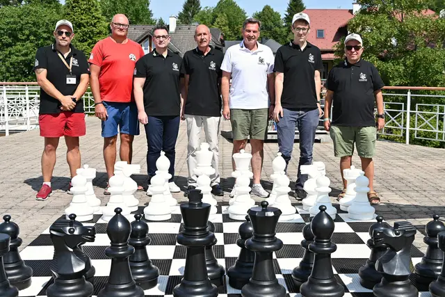 O Giorgio Gugler (Obmann Schachburg Waidhofen), Martin Lagler 
(Bademeister), Sponsor Roland Fuchsluger (Theatercafe), Franz Zuser (Nr. 1 im 
Schachverein Schachburg Waidhofen), Bürgermeister Werner Krammer, 
Sebastian Mende (Schriftführer Schachburg Waidhofen) und Manfred 
Edenhause | Foto: Stadt Waidhofen