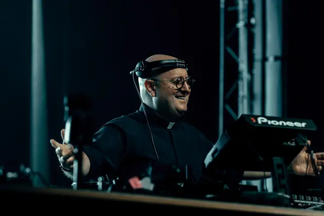 Der portugiesische Priester und DJ Padre Guilherme kommt nach Mörbisch und tritt damit zum ersten Mal im deutschsprachigen Raum auf. | Foto: YAKIND