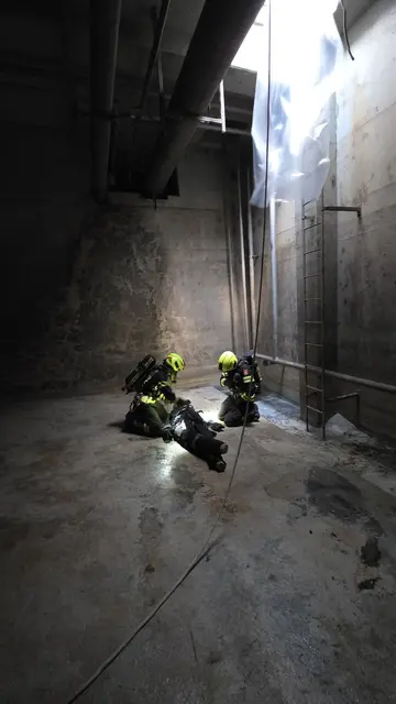 Ünungsannahme: Ein Mitarbeiter war im Zuge von Reinigungsarbeiten in einem unterirdischen Becken plötzlich zusammengebrochen.  | Foto: FF Waidhofen/Thaya