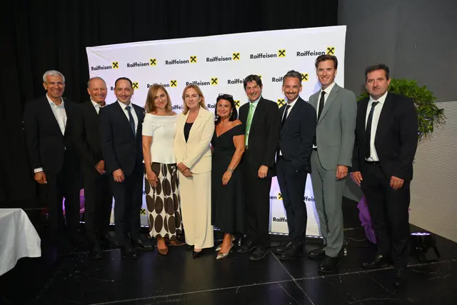 Neuer AR-Vorsitzende-Stellvertreter Siegmund Sucher, AR-Vorsitzender Gerhard Kampitsch, Vorstand Roland Krall, neue AR-Vorsitzende Edith Jandl, RLB-Vorständin Uta Kogler-Maier, Marketing- &amp; Vertriebsleiterin Manuela Monsberger, Peter Brezinschek, Vorstand Daniel Gradenegger, Vorstand Nikolaus Primessnig und Revisor Franz Stabauer (v.l.n.r.) | Foto: Raiffeisen Mittelkärnten