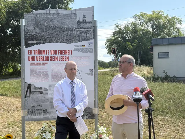 Alexander Heise (l.) brachte vor rund eineinhalb Jahren die Idee für die Gedenktafel bei Bürgermeister Johannes Hornek (r.) ein.  | Foto: Dorottya Fejes/MeinBezirk