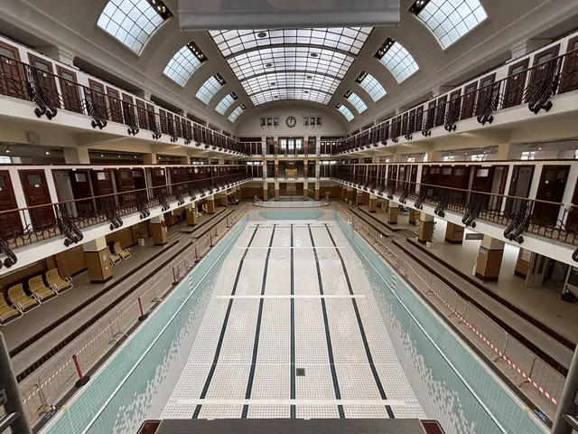 Kein Wasser im Becken, keine Menschen in den Gängen. Das Amalienbad ist leer. | Foto: Nathanael Peterlini/MeinBezirk