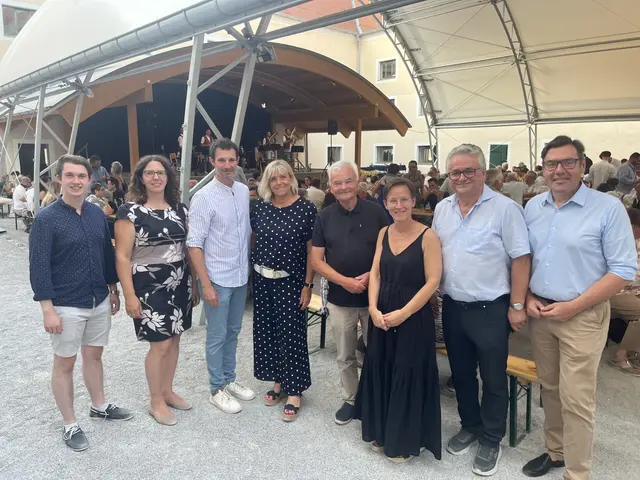 JVP-Bezirksobmann Paul Schellner, Bgm. Marina Kargl, LAbg. Bgm. René Lobner; Bgm. Dagmar Zier; Präsid.a.D. Herbert Nowohradsky; Bgm. Verena Gstaltner; Bgm. Alfred Kridlo; WK-Bezirksobmann Andreas Hager feierten tolles Sommerfest. | Foto: bzgsdf@vpnoe