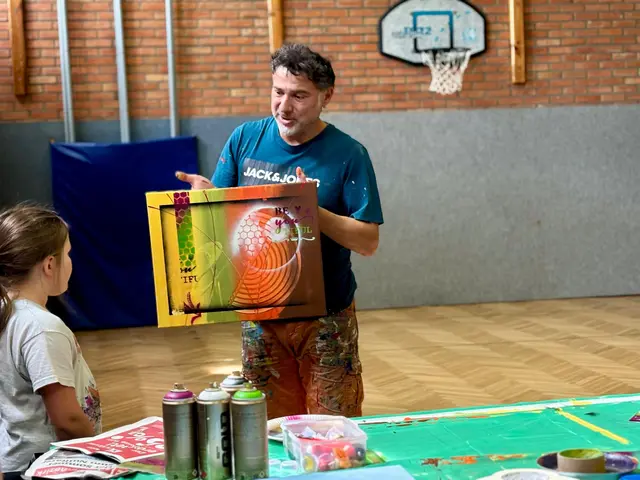 Künstler Helmut Lisy erklärte den Kindern die Kunst der Malerei. | Foto: Markus Kahrer