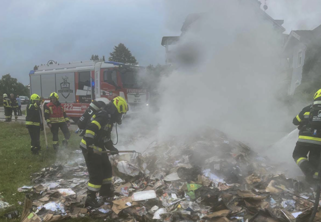 Als ein Arbeiter die Müllpresse betätigte, soll es zu einem Knall und einer Stichflamme gekommen sein. | Foto: Feuerwehr Stein im Jauntal