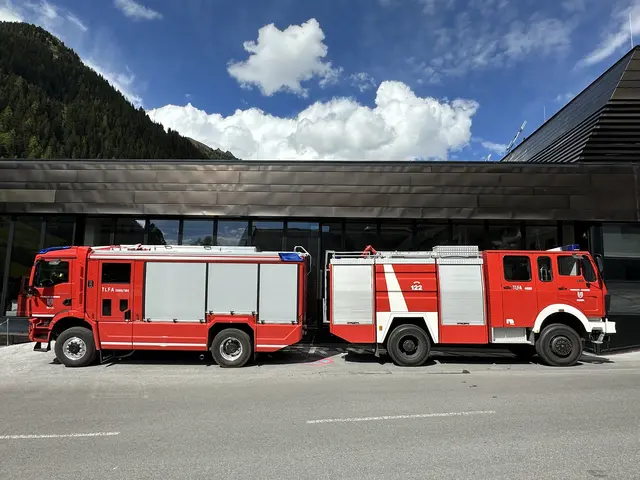 Das alte TLF der Feuerwehr Ischgl mit "seinem Nachfolger". | Foto: Christian Jäger/Reinhard Salner