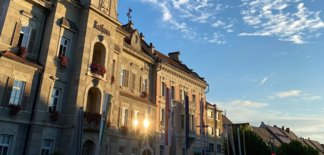 Gemeinsam unterwegs in Leibnitz: Helga Sams begleitet die Teilnehmerinnen und Teilnehmer auf einer Spurensuche zur Frauengesundheit – gestern und heute. Jeder ist beim zweiten Teil des historischen Stadtspaziergangs herzlich willkommen. | Foto: Sams