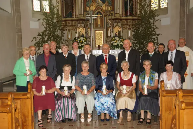 Seit 50 Jahren sind Veronika und Franz Wipplinger, Marianne und Michael Holzmüller,  Theresia und Fritz Eder, Gabriele und Josef Hummer, Adelheid und Hermann Wetzlmair, Maria und Gerhard Hagleitner, Zäzilia und Anton Haslinger, Renate und Josef Hermüller verheiratet. 
Mit Goldhaubenobfrau Birgit Lindinger, Goldhaubenobfrau-Stellv. Nicole Baumgartner und Sieglinde Eisenhuber und Pfarrer Mag. Josef Etzlstorfer
 | Foto: Klaus Herrmüller