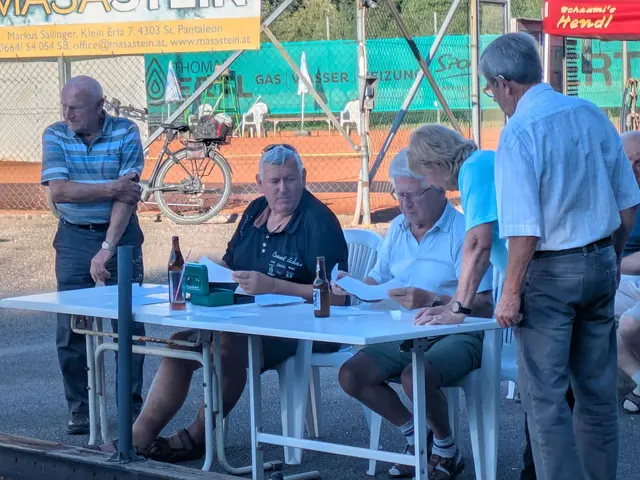 Die Jury bewertete das Plattlschießen.  | Foto: NÖs Senioren Ortsgruppe St. Pantaleon-Erla
