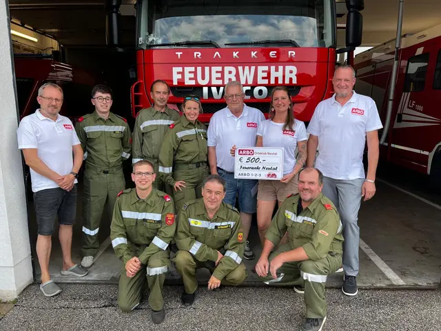 Vor dem Feuerwehrhaus nahm die Freiwillige Feuerwehr Neutal die Spende des ARBÖ Ortsklubs Neutal entgegen und bedankte sich für die Unterstützung. | Foto: ARBÖ Neutal