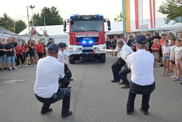 Auch die "Großen" versuchten sich an einem gemeinsamen Kraftakt. | Foto: BFKDO Ried