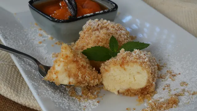 Topfennockerl mit Marillenröster | Foto: Jörg Graf/HausmannKocht
