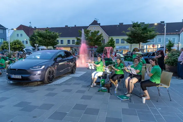 Die Hubertusmusikapelle begleitete von eine besondere Showeinlage. | Foto: Stadtamt Attnang-Puchheim