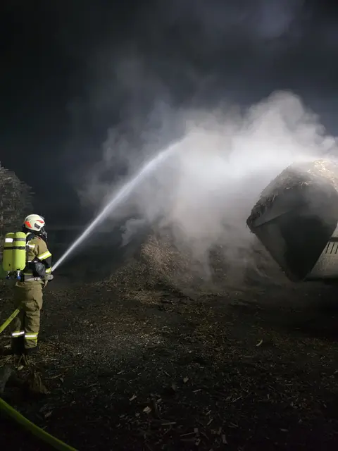 Die Löscharbeiten beim Brand des Hackgut. | Foto: FF-Altenmarkt