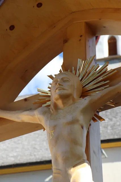 Die Auferstehung: Die Christusfigur blickt in den Himmel. | Foto: Thomas Seelos