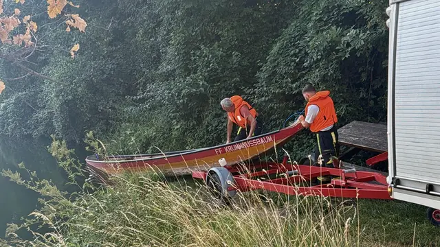 Mithilfe einer Feuerwehrzille wurde eine Ölsperre im betroffenen Gewässer errichtet. Die Maßnahme sollte den ausgetretenen Stoff zurückhalten. | Foto: DOKU-NÖ