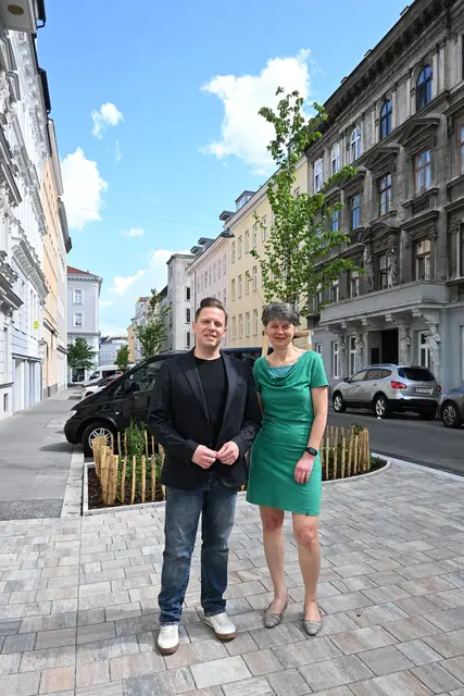 Bezirksvorsteherin Silvia Nossek (Grüne) und Klubvorsitzender Marcus Altmann (SPÖ) zeigen sich zufrieden mit dem Abschluss des Projekts.  | Foto: BV18