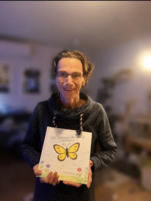 Die Liesingerin Gerlinde Horak mit ihrem Buch „Das Geheimnis der Wand der Klasse 1b“. | Foto: z.V.g.