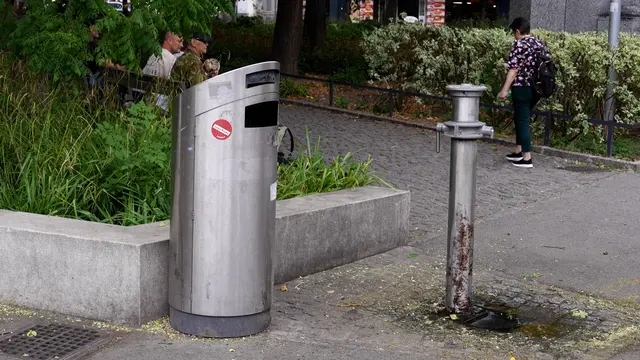 Müllkübel gibt es am Reumannplatz genug – Passantinnen und Passanten halten sich nicht immer dran. | Foto: Andreas Pölzl/MeinBezirk