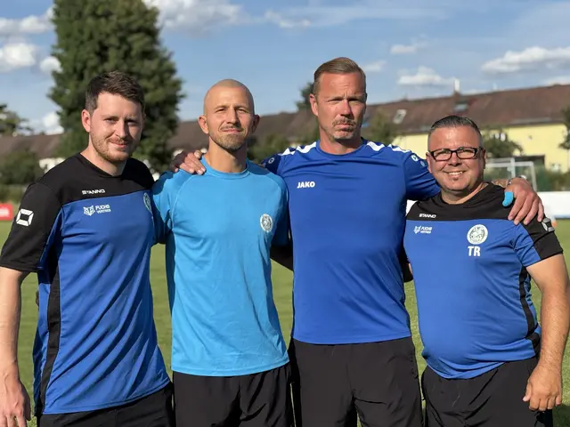 Das Trainerteam von Hellas Kagran, inklusive Trainer René Herbst (mitte links). | Foto: Michael Marbacher/MeinBezirk