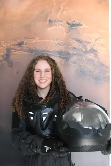 Lena im Raumanzug für die Mission am Mars.  | Foto: Kapeller