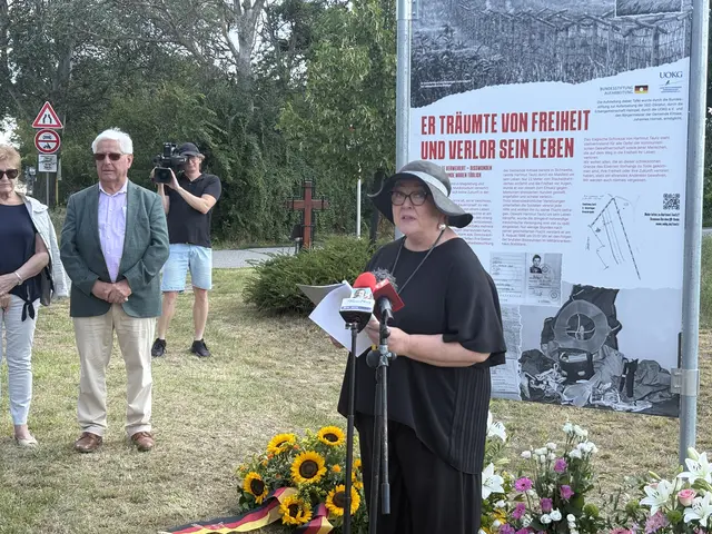 Evelyn Zupke, Bundesbeauftragte für die Opfer der SED-Diktatur des Deutschen Bundestages, sprach bei der Enthüllung der Gedenktafel über die Bedeutung des Erinnerns. | Foto: Dorottya Fejes/MeinBezirk
