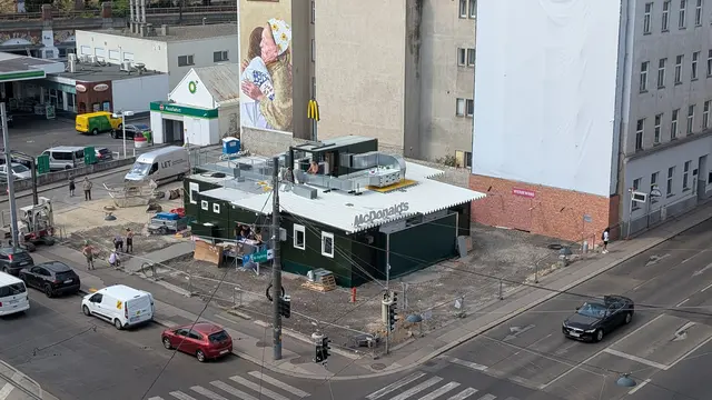 Der Streit um das McDonalds Pop-up in der Barawitzkagasse 36 geht weiter. Schuld daran sind am Ende jedoch die Roadrunner.  | Foto: Fabian Franz/MeinBezirk