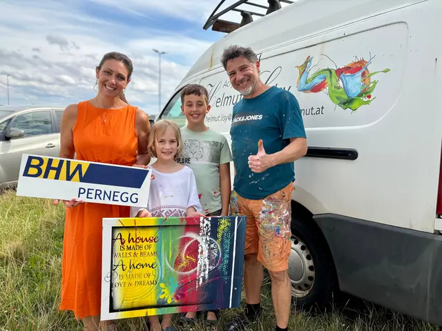 Vizebürgermeisterin Cornelia Weiß, Lorenz, Samuel und Künstler Helmut Lisy. | Foto: Markus Kahrer