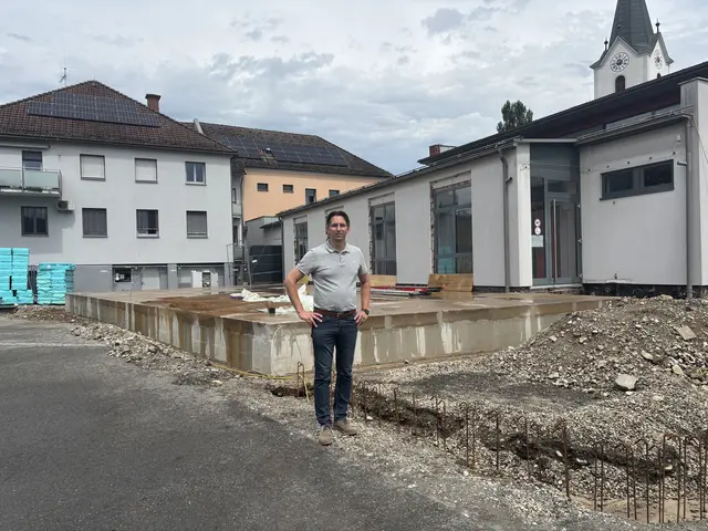 Der Bürgermeister Joachim Schnabel ist froh, dass nun auch die Volksschule umgebaut wird und bald auf dem neuesten Stand sein wird.